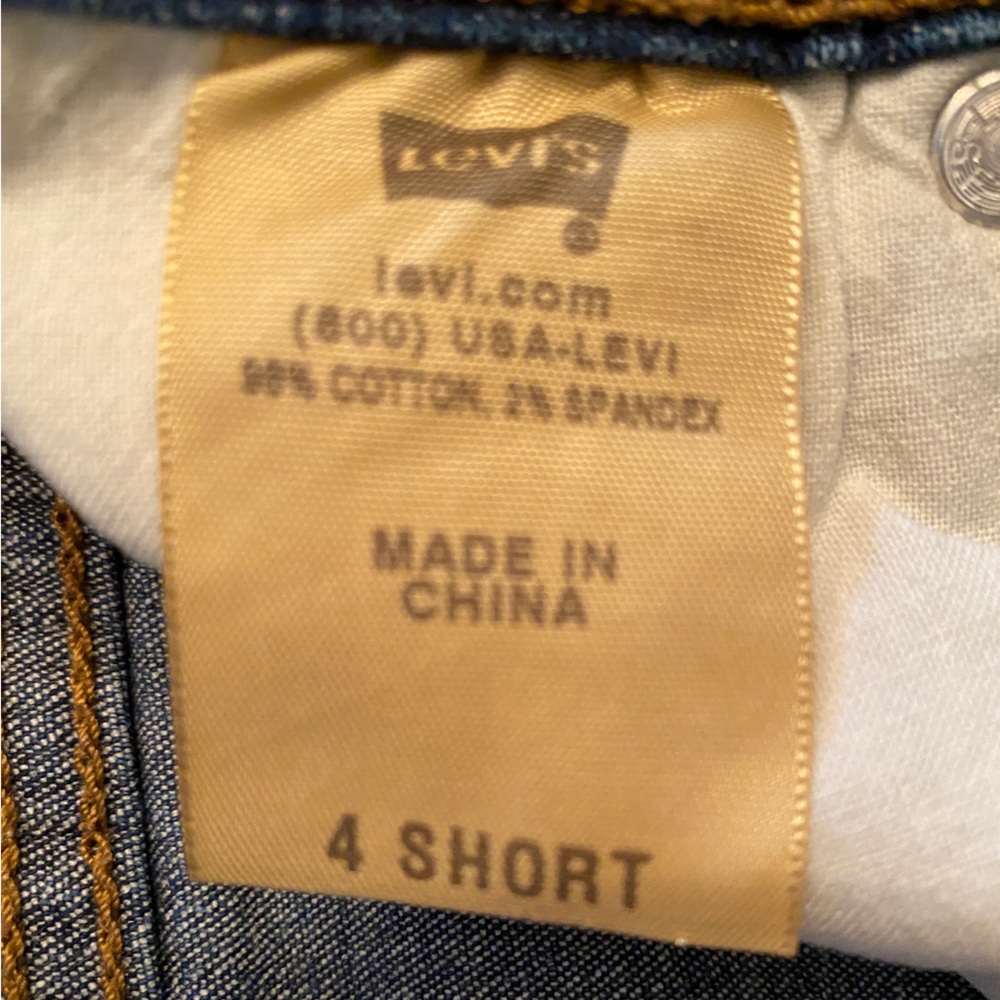 Levi’s Jean Shorts 3” inseam - size 4 - Picture 3 of 3